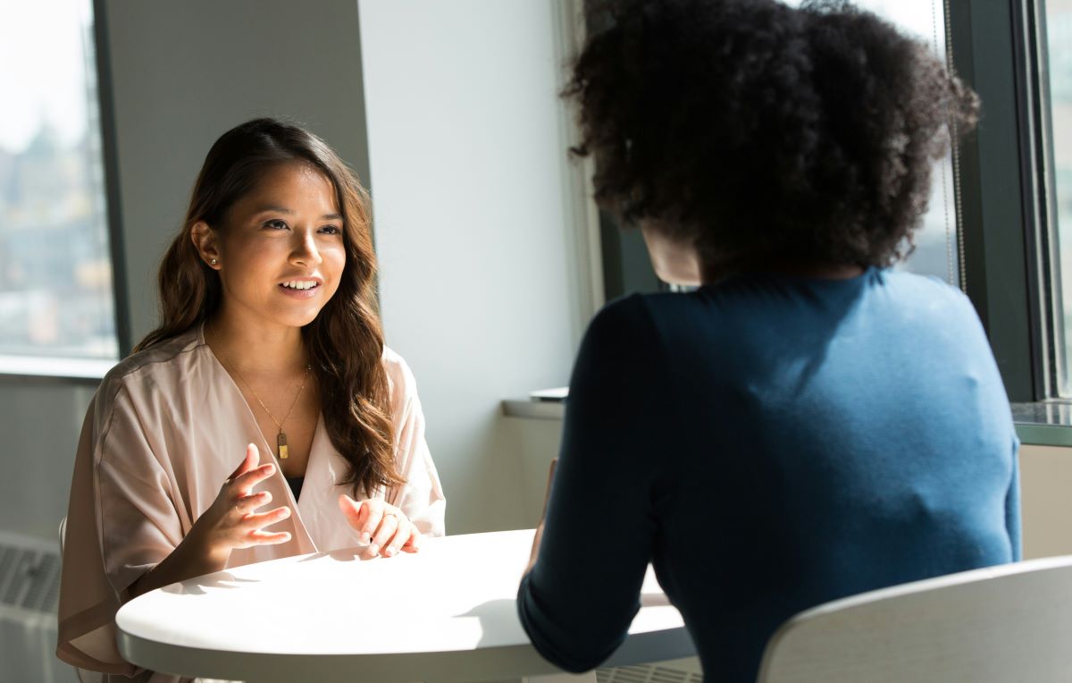 Twee mensen in gesprek